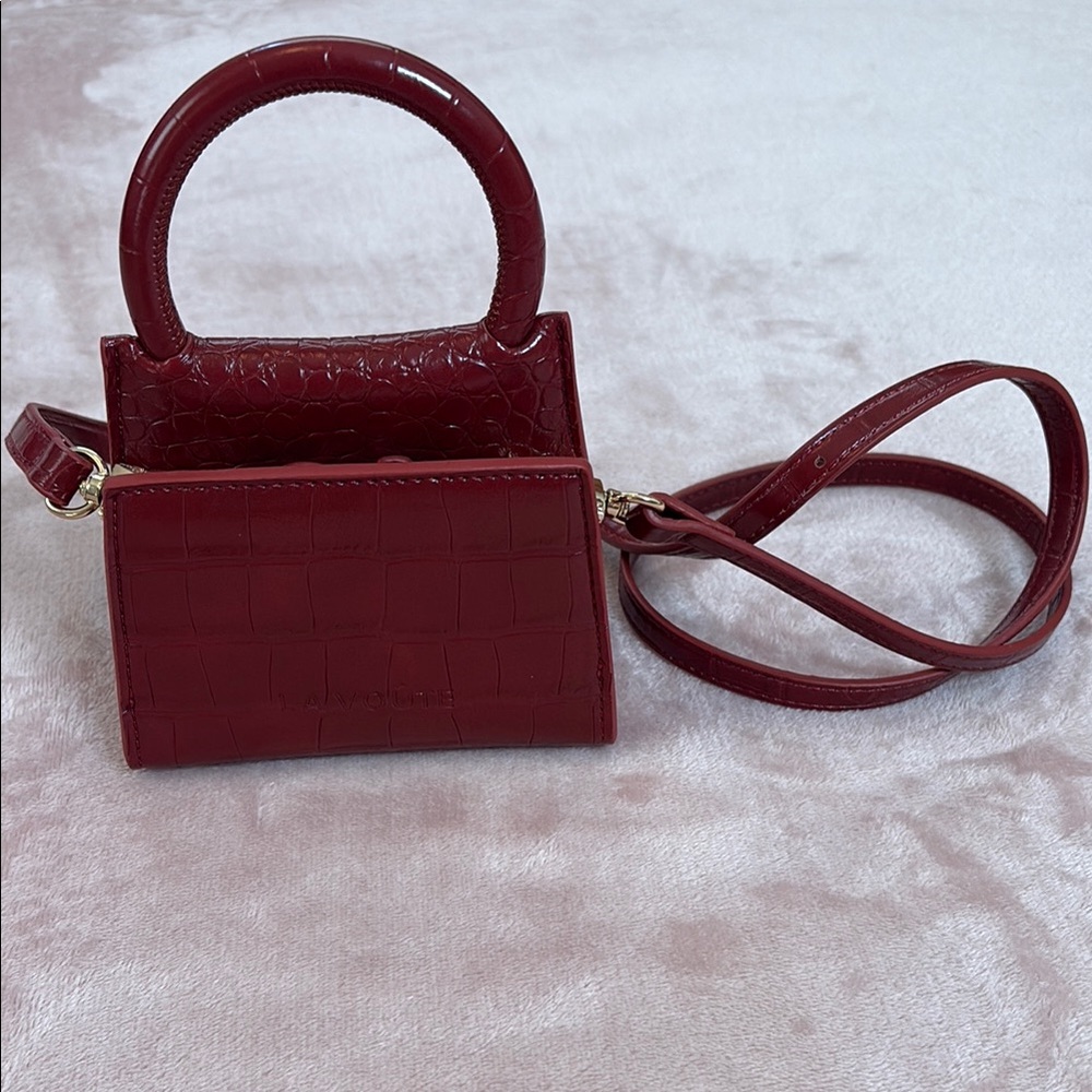 LA VOUTE Elegant Red Croc-Embossed Handbag